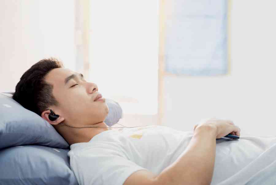 Đeo tai nghe khi ngủ – Những tác hại và hiểm họa khó lường