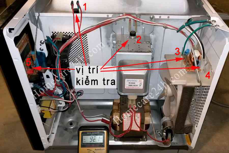 Lò vi sóng bị mất nguồn, hãy tham khảo cách xử lý trước khi gọi thợ