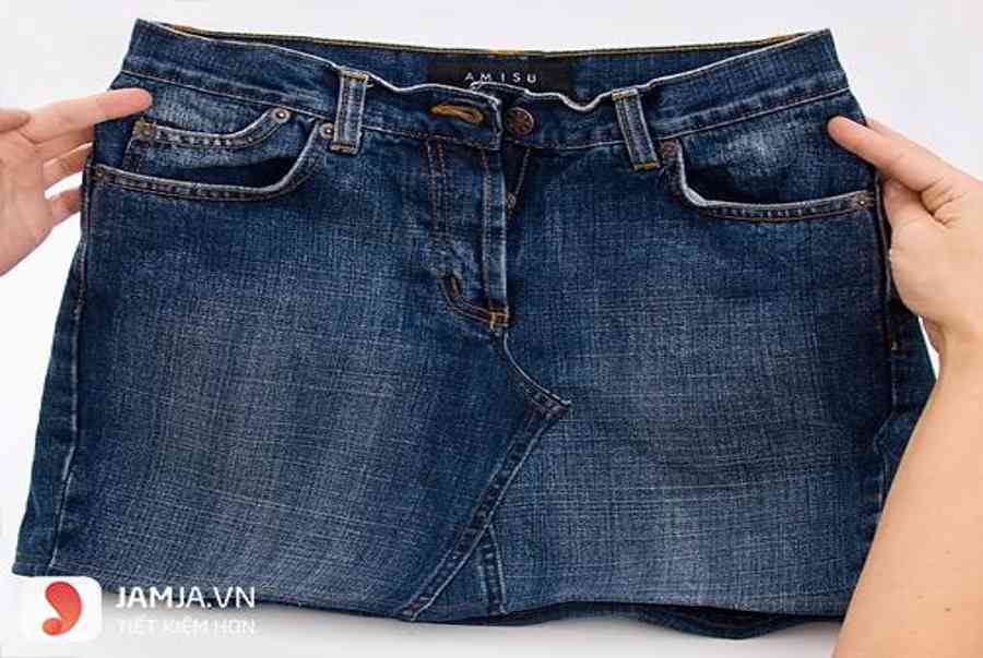 Chớp mắt tái chế quần jeans cũ thành váy trong vòng một nốt nhạc – Blog Review và Kinh Nghiệm Ăn Uống